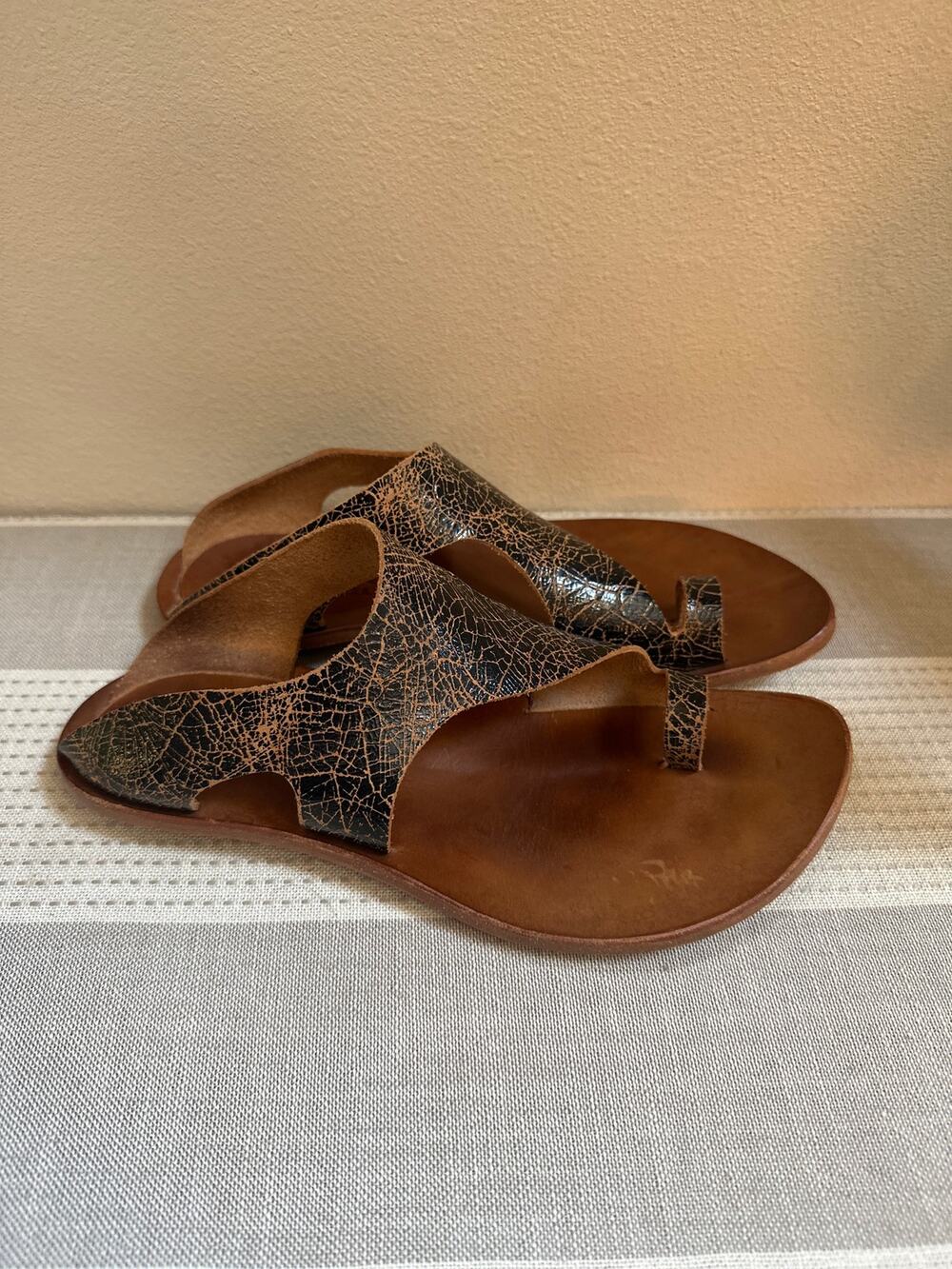 CYDWOQ Conquer Leather Toe Strap Flat Sandals Black Crackle Size 38.5/US 8.5